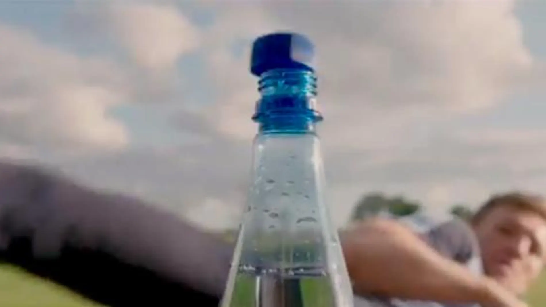 Conor McGregor haciendo el "bottle cap challenge"