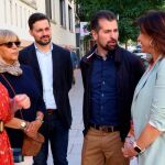 Luis Tudanca conversa con Ana Sánchez y Virginia Barcones, entre otros, antes de entrar al Comité Federal del PSOE