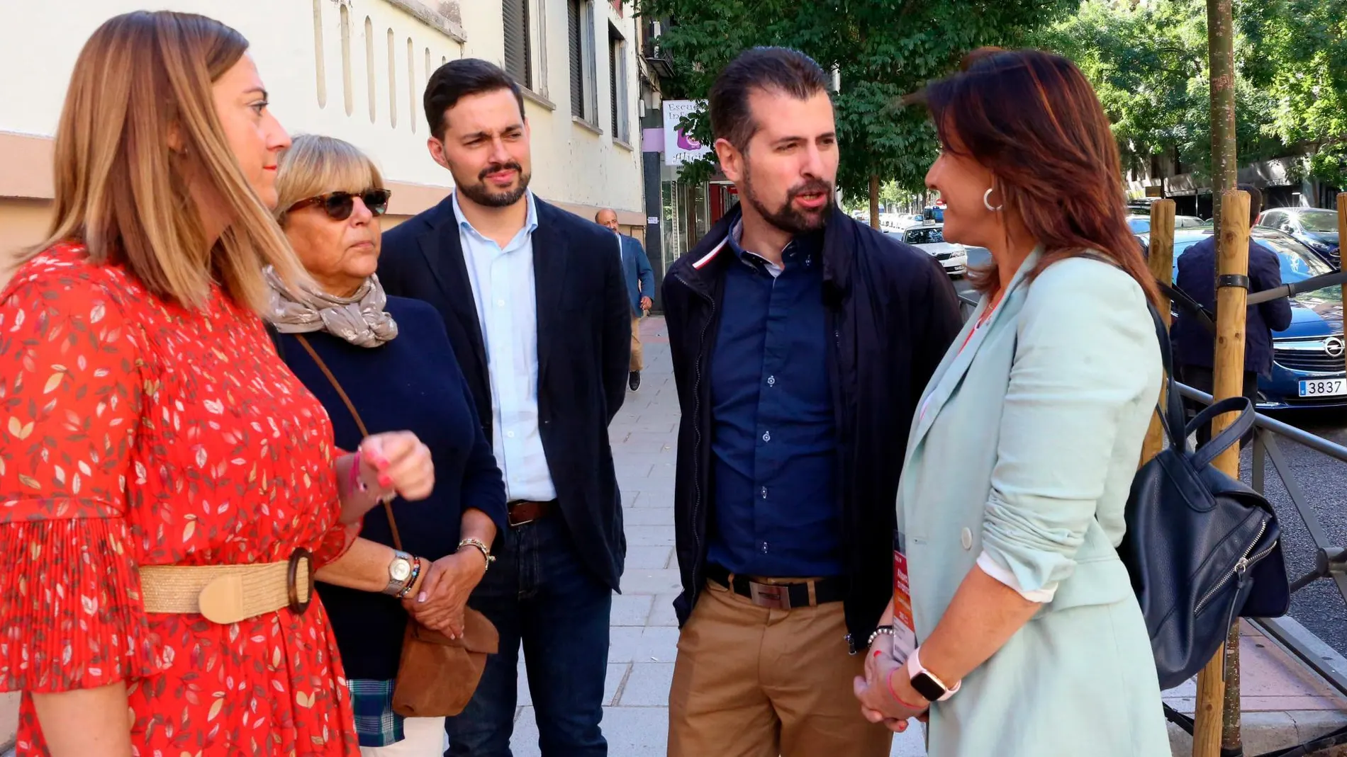 Luis Tudanca conversa con Ana Sánchez y Virginia Barcones, entre otros, antes de entrar al Comité Federal del PSOE