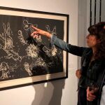 La concejal de Cultura, Ana Redondo, y el comisario de la exposición, Óscar Carrascosa, visionan una de la obras de la muestra ‘Miró y Brossa. 100 años’, que se puede visitar en la sala de Exposiciones de las Francesas, en Valladolid