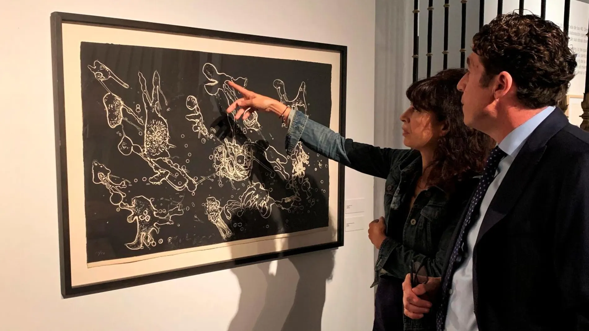La concejal de Cultura, Ana Redondo, y el comisario de la exposición, Óscar Carrascosa, visionan una de la obras de la muestra ‘Miró y Brossa. 100 años’, que se puede visitar en la sala de Exposiciones de las Francesas, en Valladolid