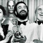 Encarna Paso, José Luis Garci y Antonio Ferrandis, en 1982, sujetando el Oscar por «Volver a empezar»