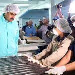 El presidente de Venezuela, Nicolás Maduro, visita una planta procesadora de cacao cerca de Charallave. Reuters