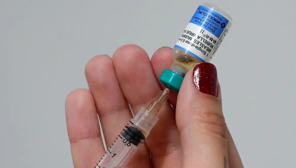 Una doctora aplica una inyección contra el sarampión / Foto. Efe