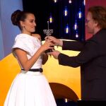 Penélope Cruz, recibe el Premio Donostia de manos de Bono. Foto: Ep
