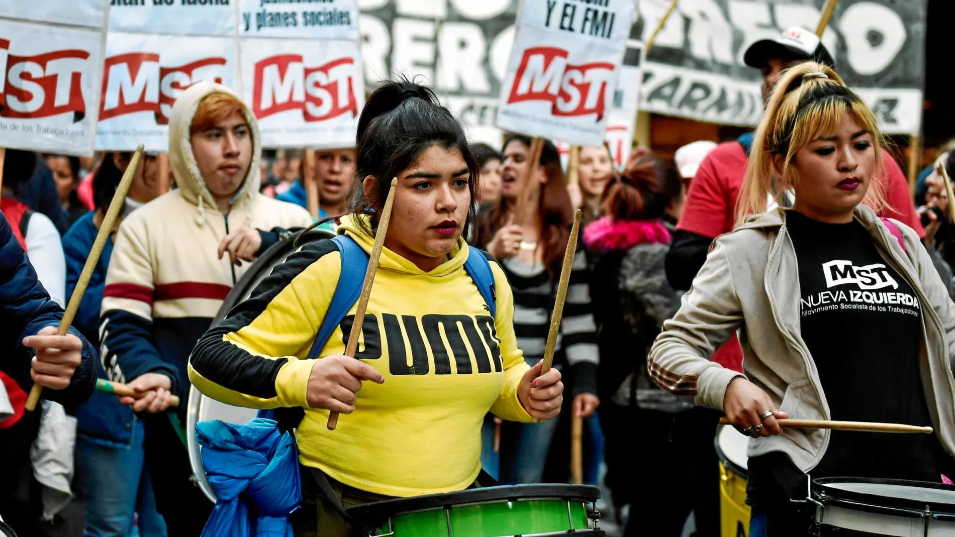 Protesta en la Plaza de Mayo de Buenos Aires contra la política económica del Gobierno