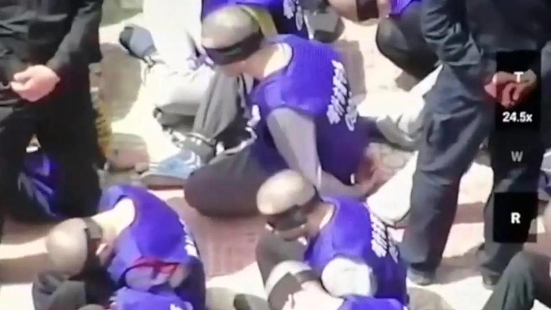 Imagen de los uigures arrodillados en el suelo, con la cabeza rapada y los ojos vendados