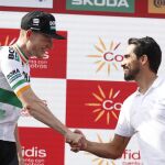 Sam Bennett recibe la felicitación de Alberto Contador en el podio