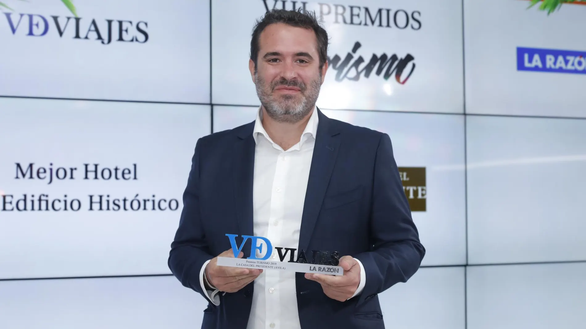 Hugo Rovira, director general, recogió el premio concecido a este hotel | J. G. Feria