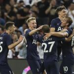Los jugadores del Tottenham celebran el tanto del triunfo de Kane