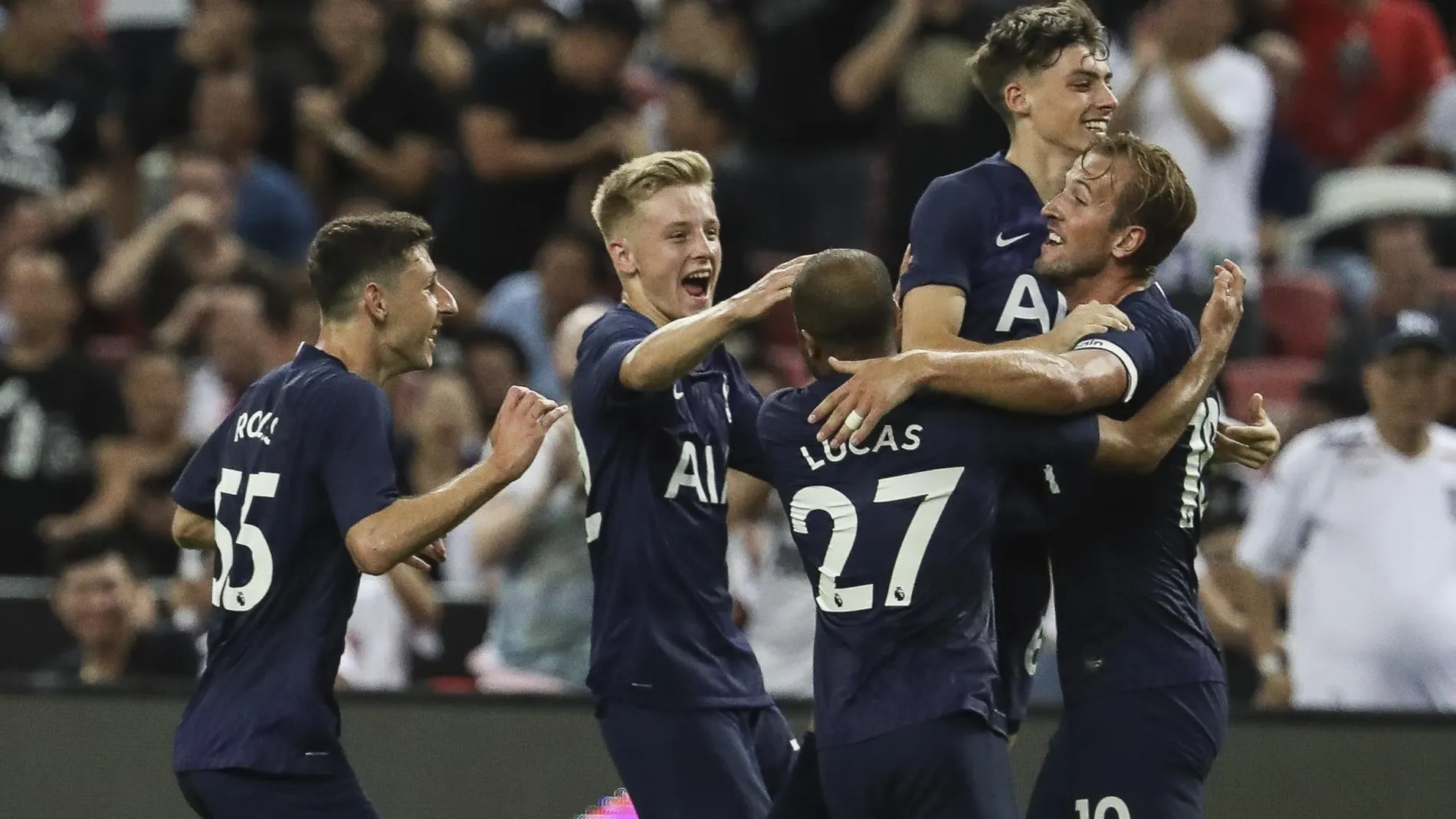 Los jugadores del Tottenham celebran el tanto del triunfo de Kane