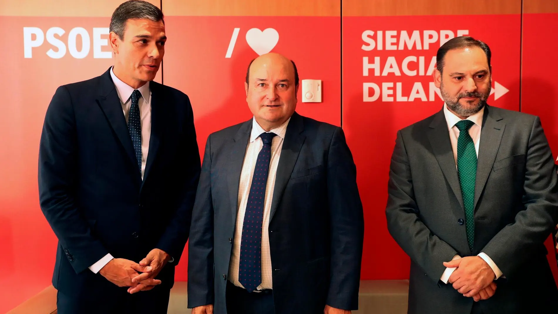 Pedro Sánchez junto al presidente del PNV, Andoni Ortuzar, hoy durante la reunión que han mantenido de cara a los posibles apoyos en la investidura. EFE/Kiko Huesca