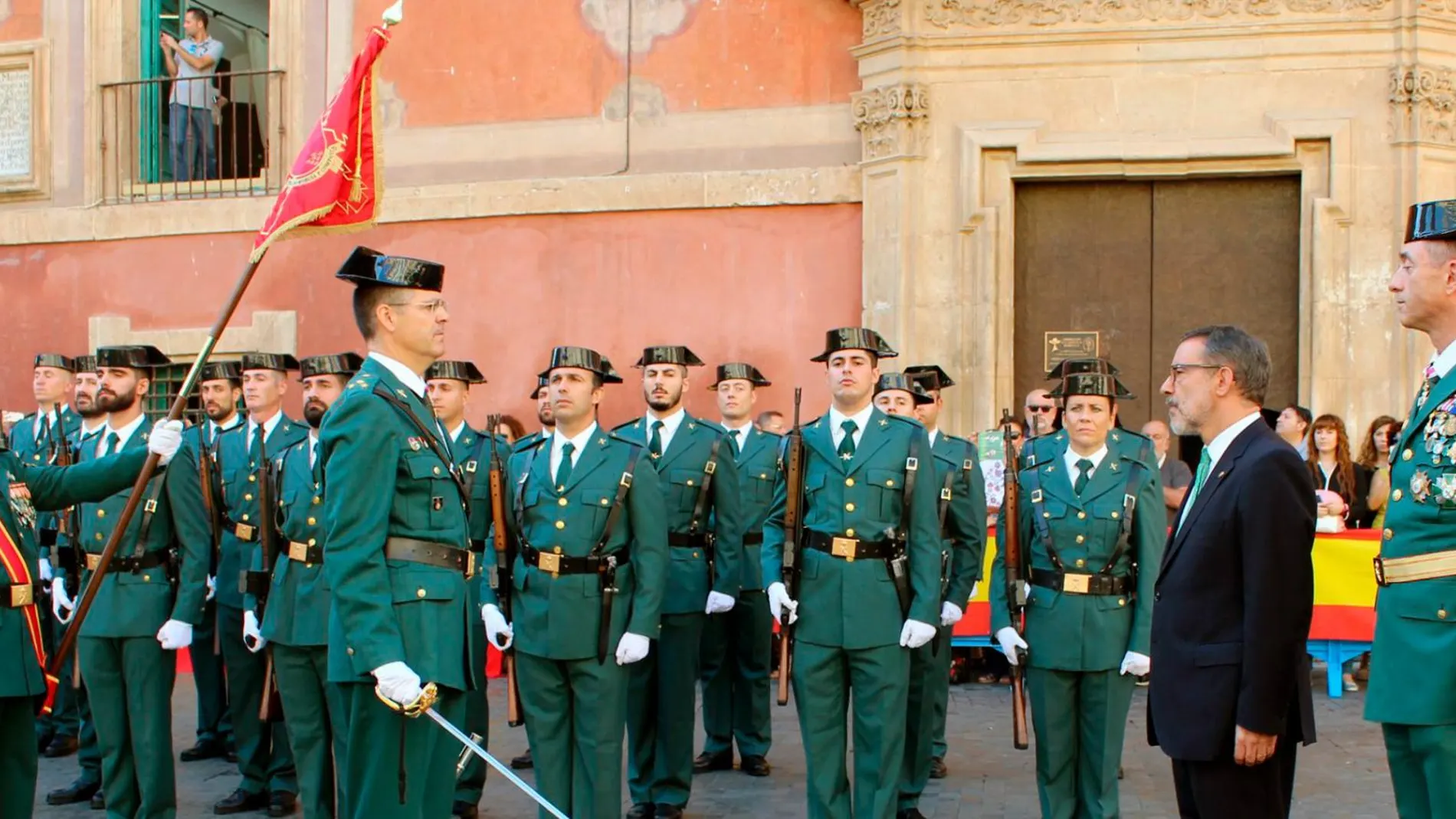 Los agentes de la Guardia Civil celebran el Día de su Patrona y desfilan en la Plaza Belluga de Murcia frente a la catedral