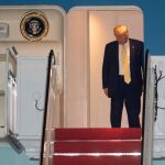 Donald Trump en el avión presidencial/Ap