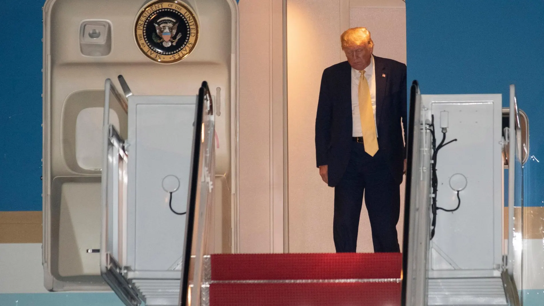 Donald Trump en el avión presidencial/Ap