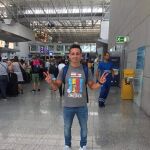 El andaluz posa a su llegada a España después de participar en el Ironman