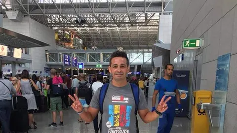El andaluz posa a su llegada a España después de participar en el Ironman