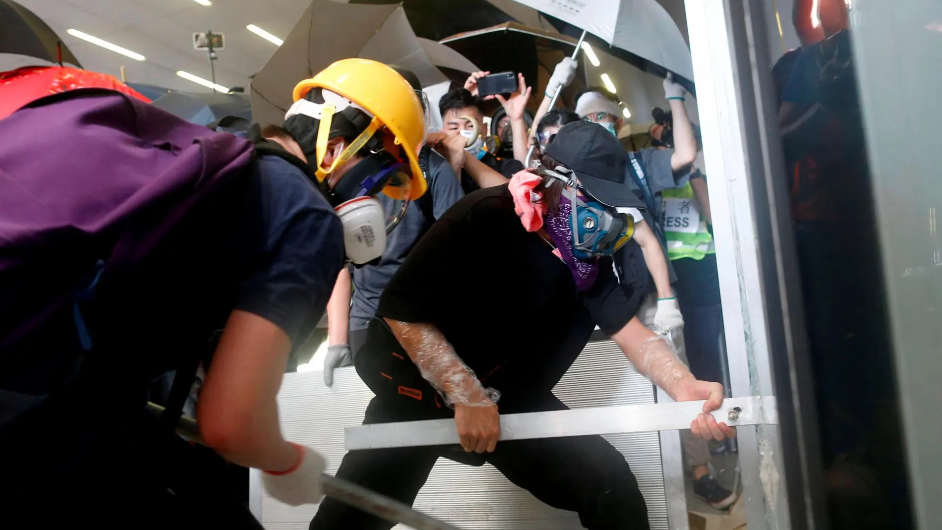 Varios manifestantes en el intento de tomar el edificio legislativo/Reuters