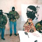 Terroristas del Frente de Liberación Nacional de Córcega, durante una rueda de prensa en Ajaccio en 1999