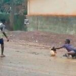 Santigi jugando al fútbol bajo la lluvia y con las zapatillas en las manos / Twitter