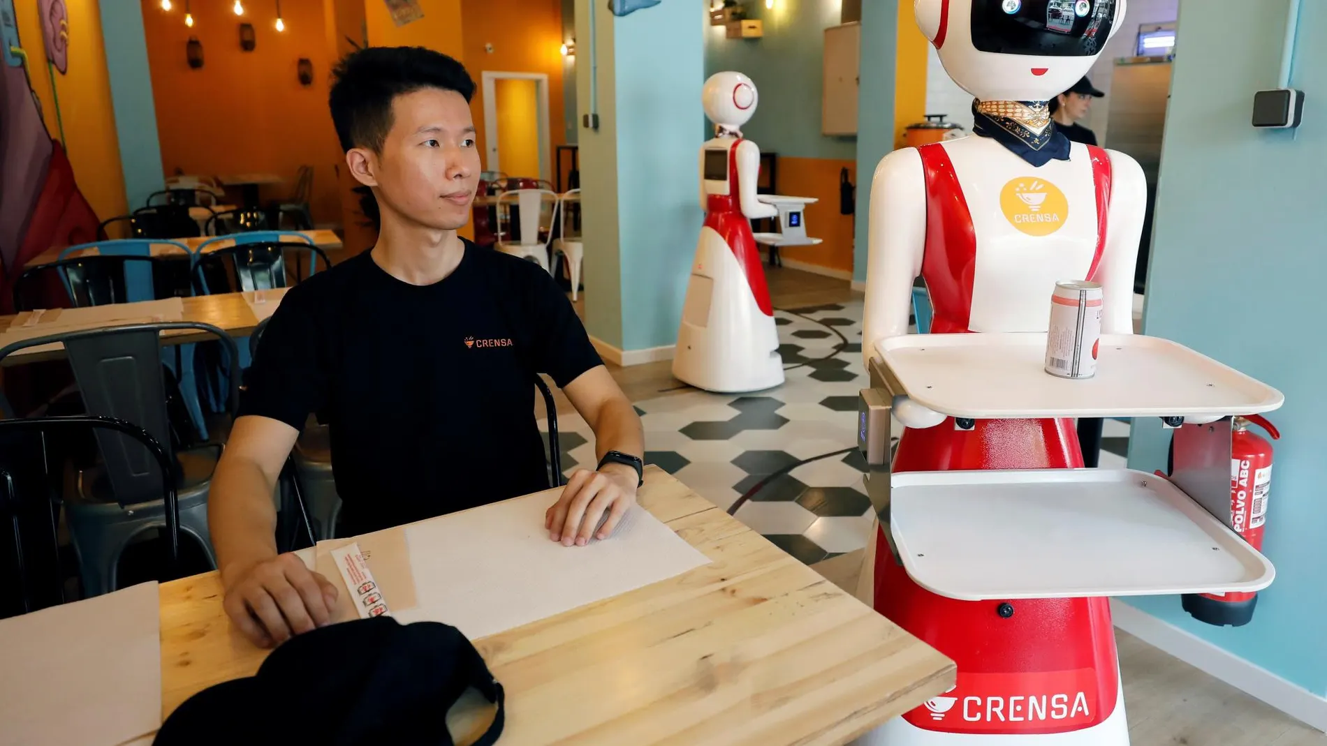 En el barrio valenciano de Benimaclet hay un restaurante en el que sus dos únicas camareras son robots