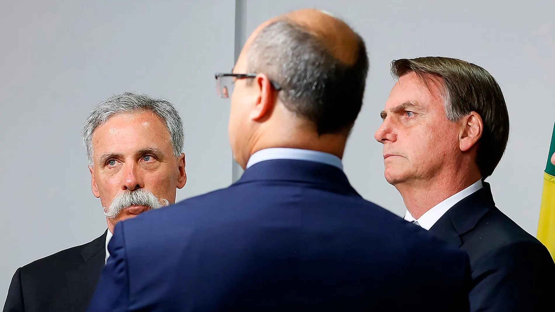 El presidente de Brasil, Jair Bolsonaro (d), con el director general del Liberty Media, grupo que dirige la Fórmula Uno, Chase Carey (i), antes de iniciar su viaje a Japón