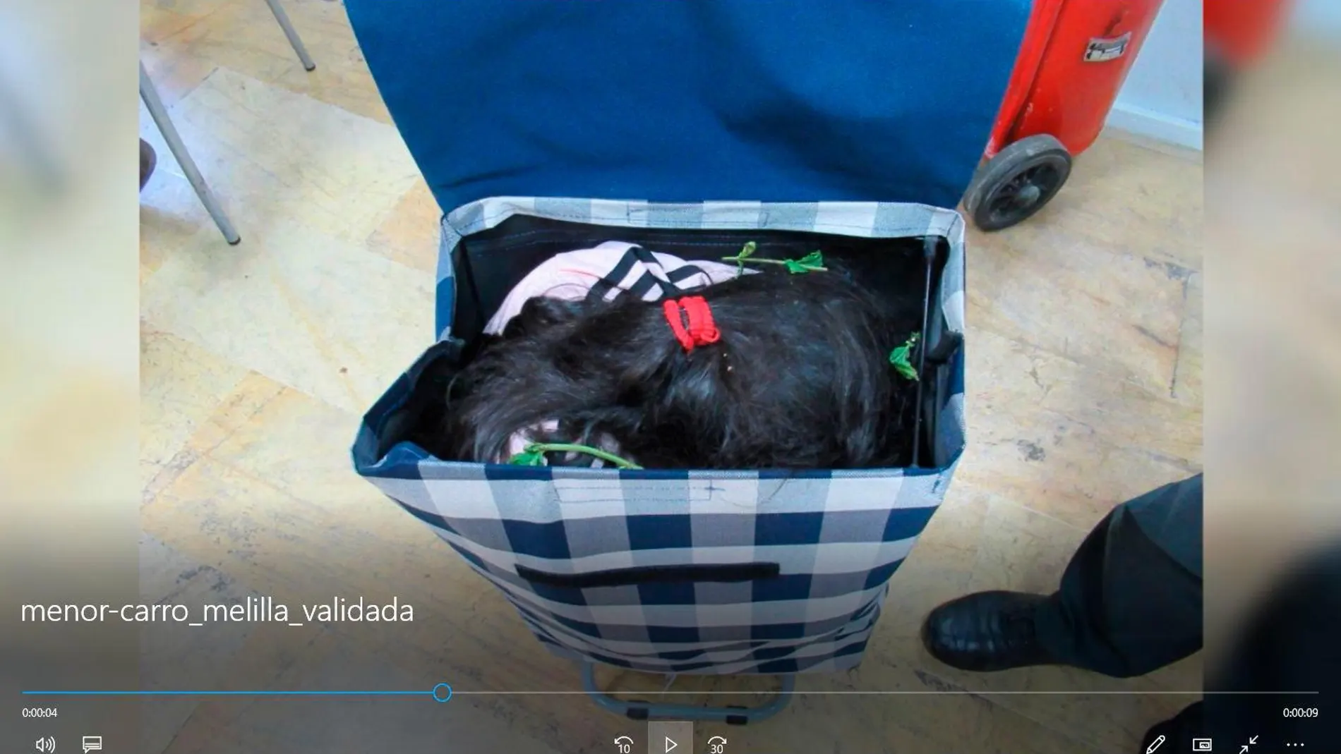 La Guardia Civil rescata a una niña siria de siete años dentro de un carrito en Melilla