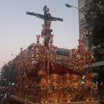 El Cristo de la Sed recorriendo el barrio de Nervión, en Sevilla, con motivo del 50 aniversario de la fundación de su hermandad