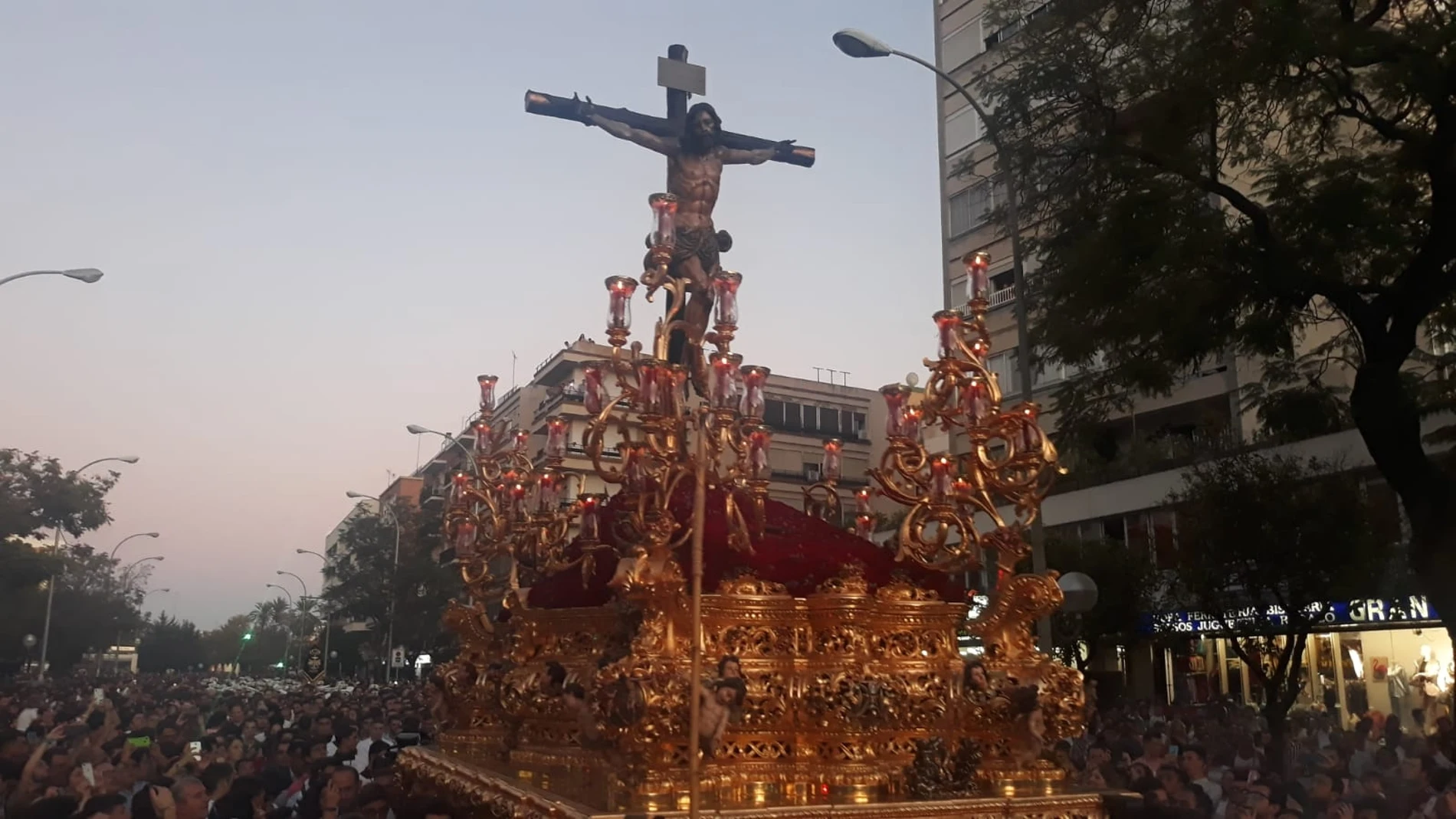 El Cristo de la Sed recorriendo el barrio de Nervión, en Sevilla, con motivo del 50 aniversario de la fundación de su hermandad