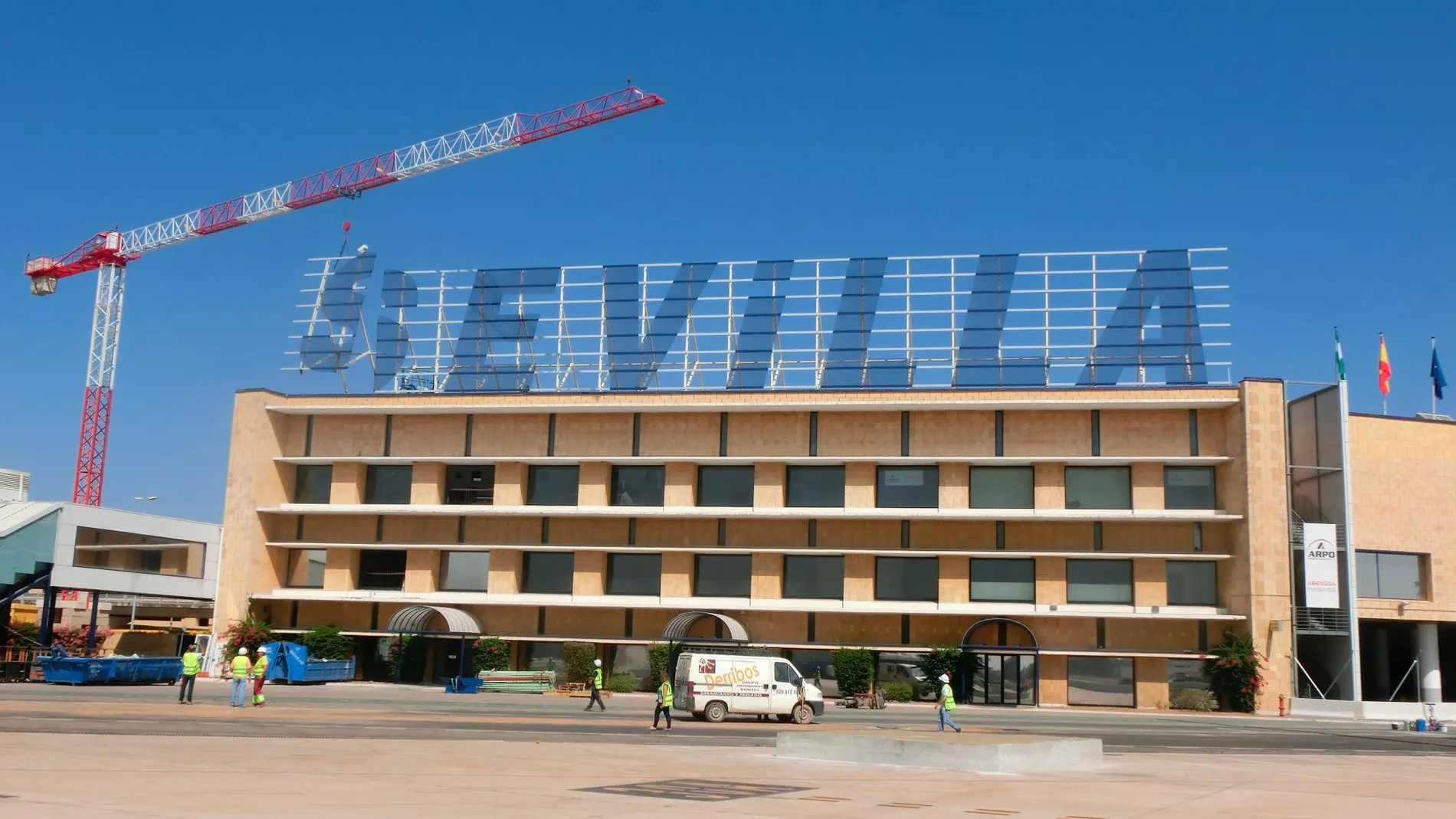 Demolición de la fachada sur del aeropuerto de Sevilla / Foto: La Razón