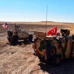 Vehículos de los ejércitos turco y estadounidense en la frontera entre Turquía y Siria/Foto: Efe