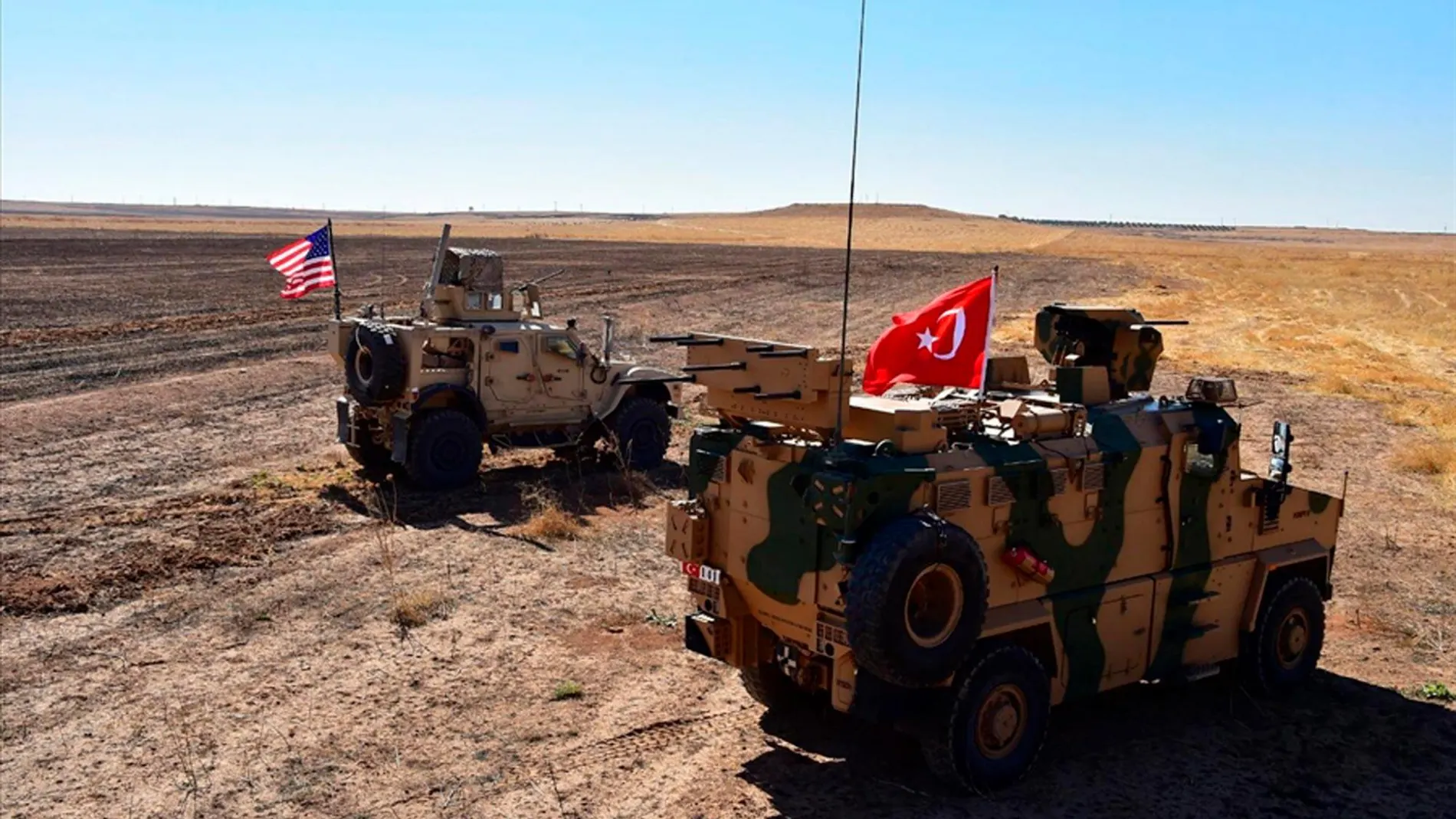 Vehículos de los ejércitos turco y estadounidense en la frontera entre Turquía y Siria/Foto: Efe