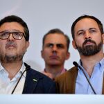 Serrano (i) junto a Santiago Abascal, líder nacional de Vox, en una rueda de prensa / Foto: Manuel Olmedo