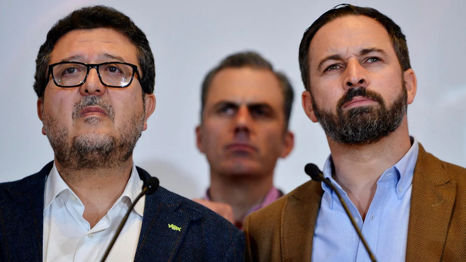 Serrano (i) junto a Santiago Abascal, líder nacional de Vox, en una rueda de prensa / Foto: Manuel Olmedo