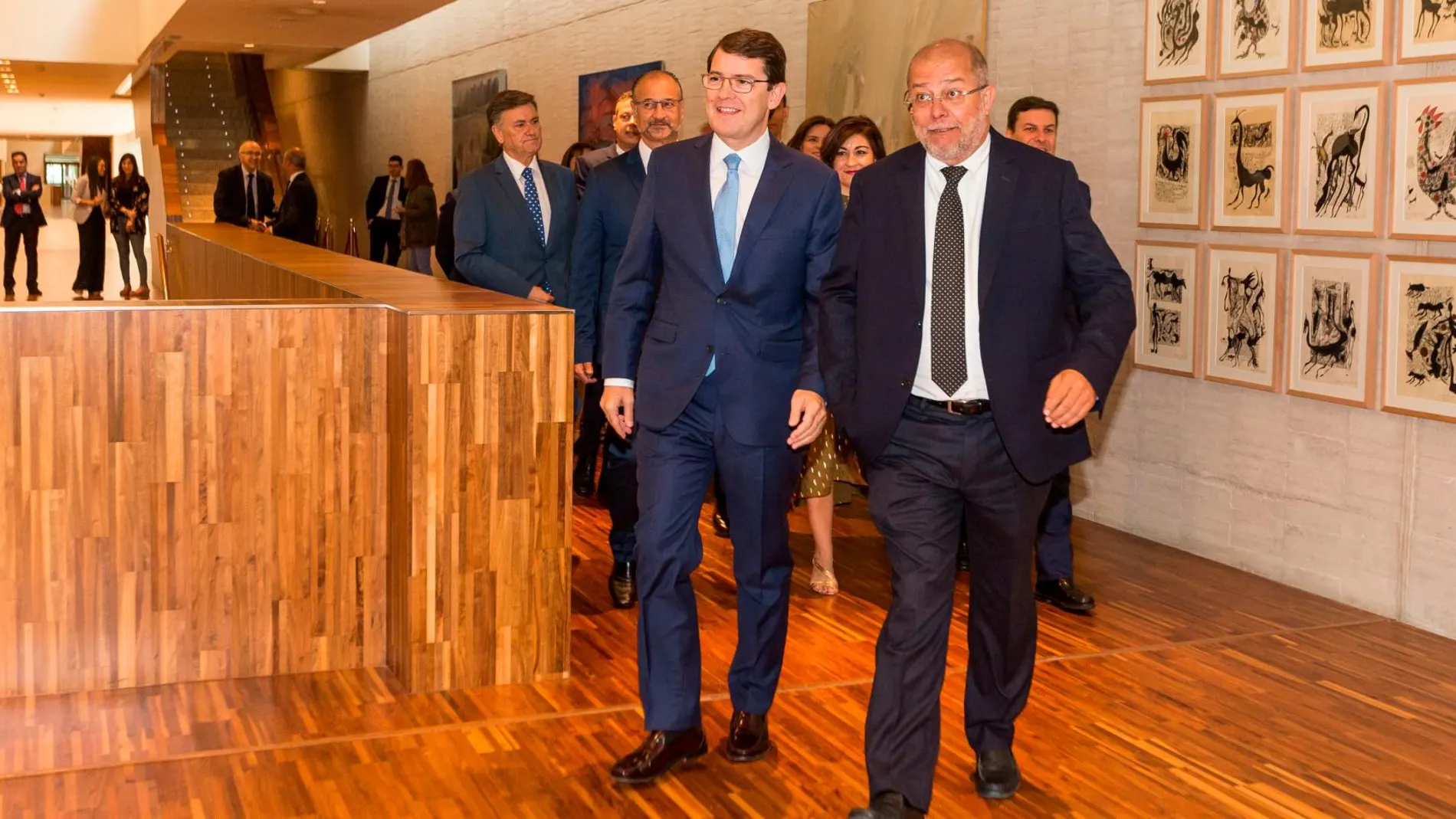 Fernández Mañueco y Francisco Igea, a su llegada al salón de recepciones de las Cortes para estampar su firma en el acuerdo programático