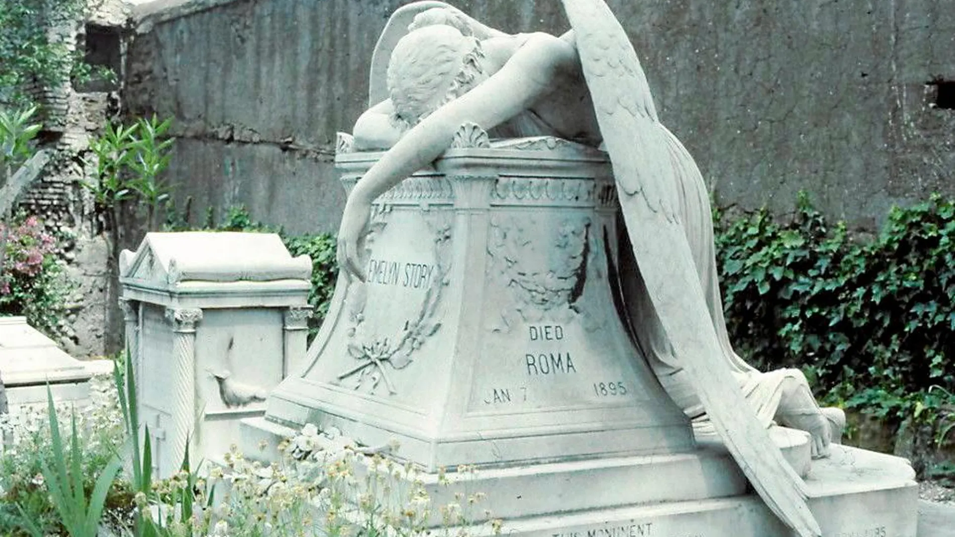 Este monumento fue el último trabajo del escultor William Wetmore Story y lo hizo en memoria de Evelyn Story, su esposa