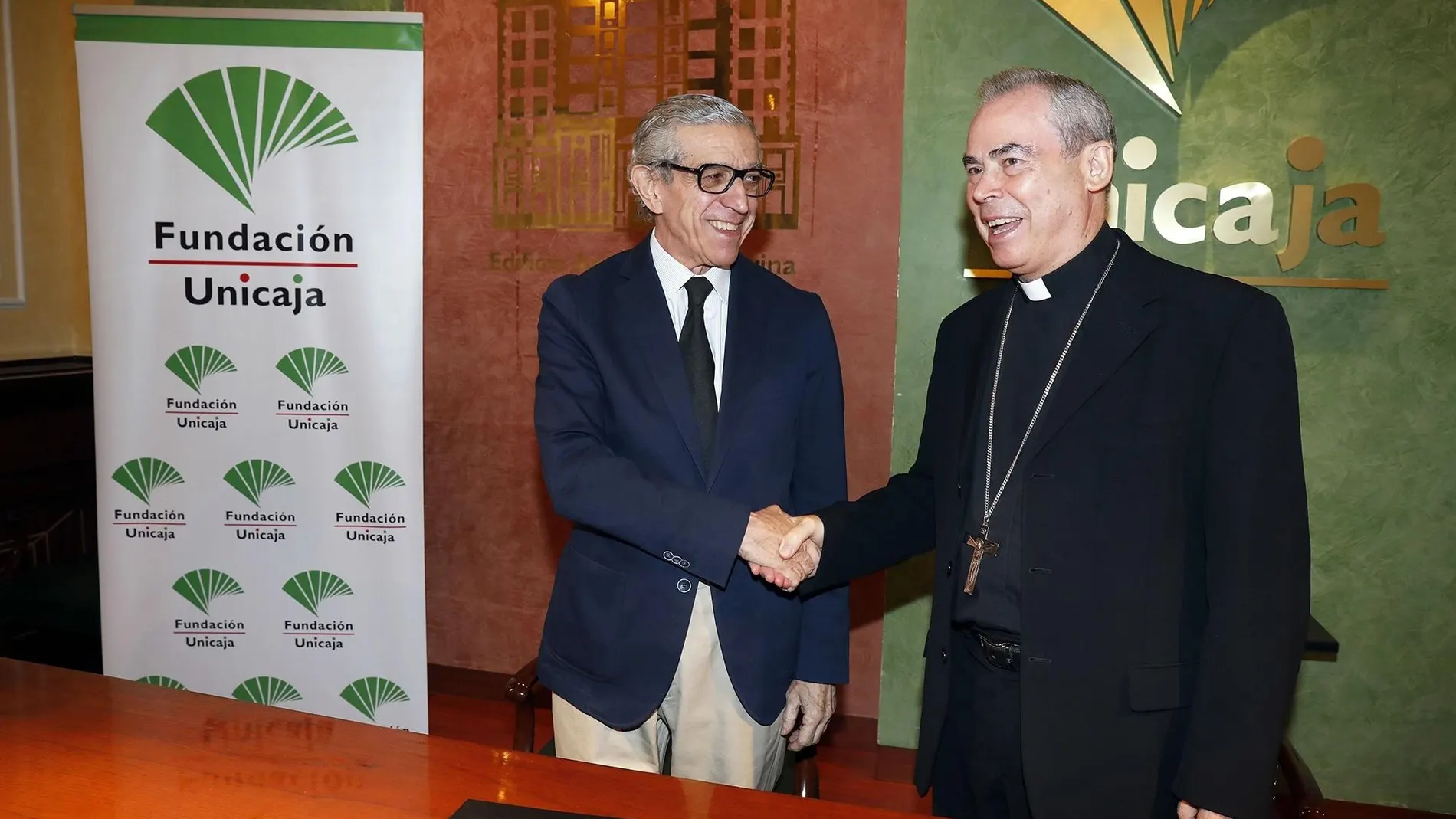 El presidente de la Fundación Unicaja, Braulio Medel, y el obispo de Málaga, Jesús Catalá / Foto: Europa Press