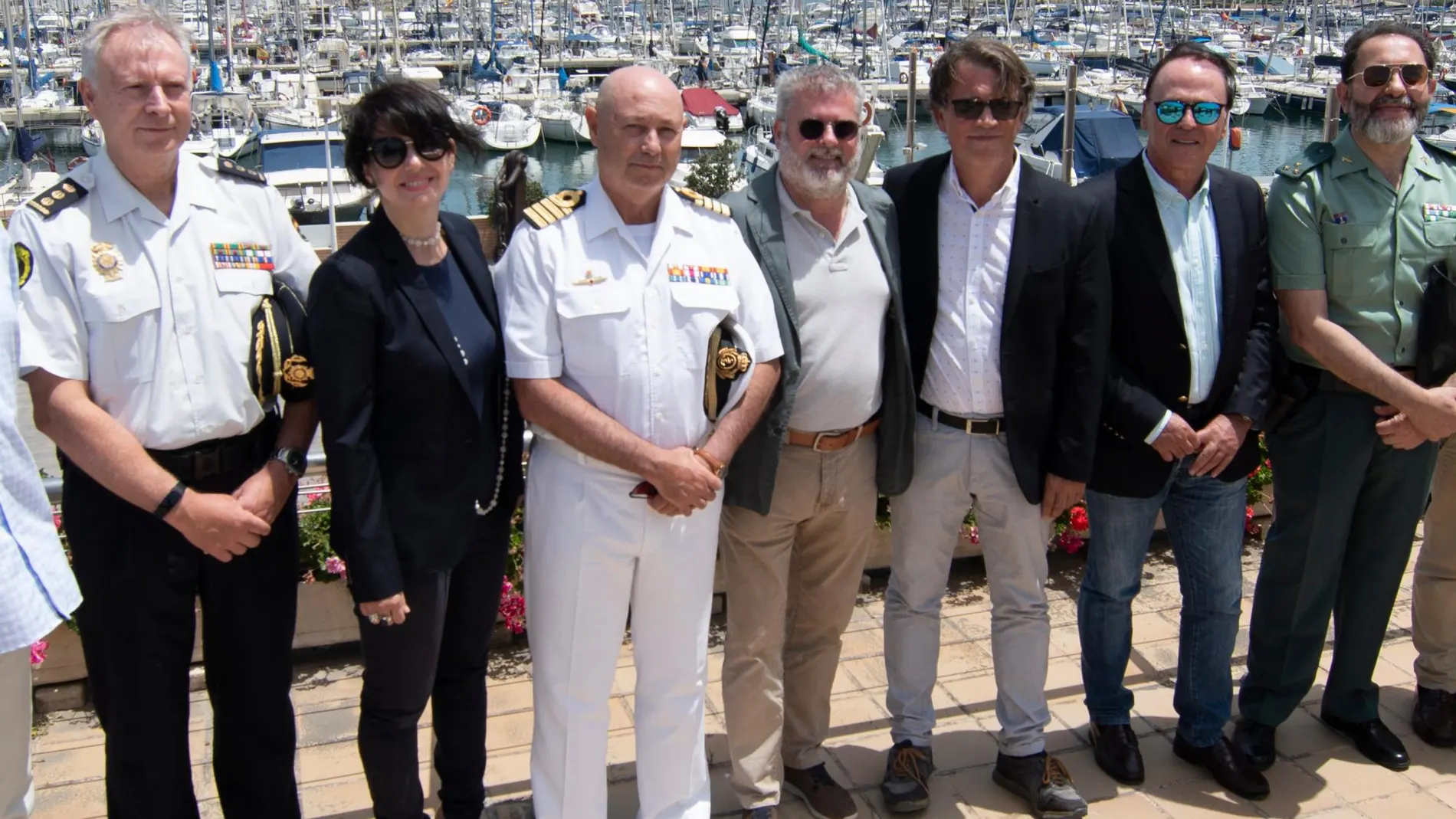 En la gráfica las autoridades presentes en la presentación del Trofeo SM La Reina de Vela, que se celebrará del 5 al 7 de julio en Valencia: Alejandro Fliquete, Rafel Chirivella, Josep Miquel Moyà, Antonio Bernabé, y el Comandante Naval, Alfredo Cordón, entre otros