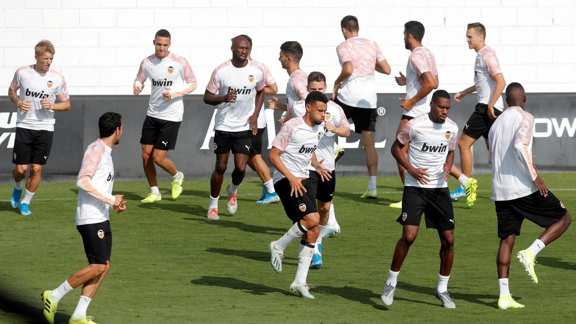 Los jugadores del Valencia ejercitándose en Paterna antes del encuentro frente al Chelsea