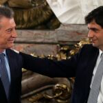 Hernán Lacunza junto a Mauricio Macri / Reuters