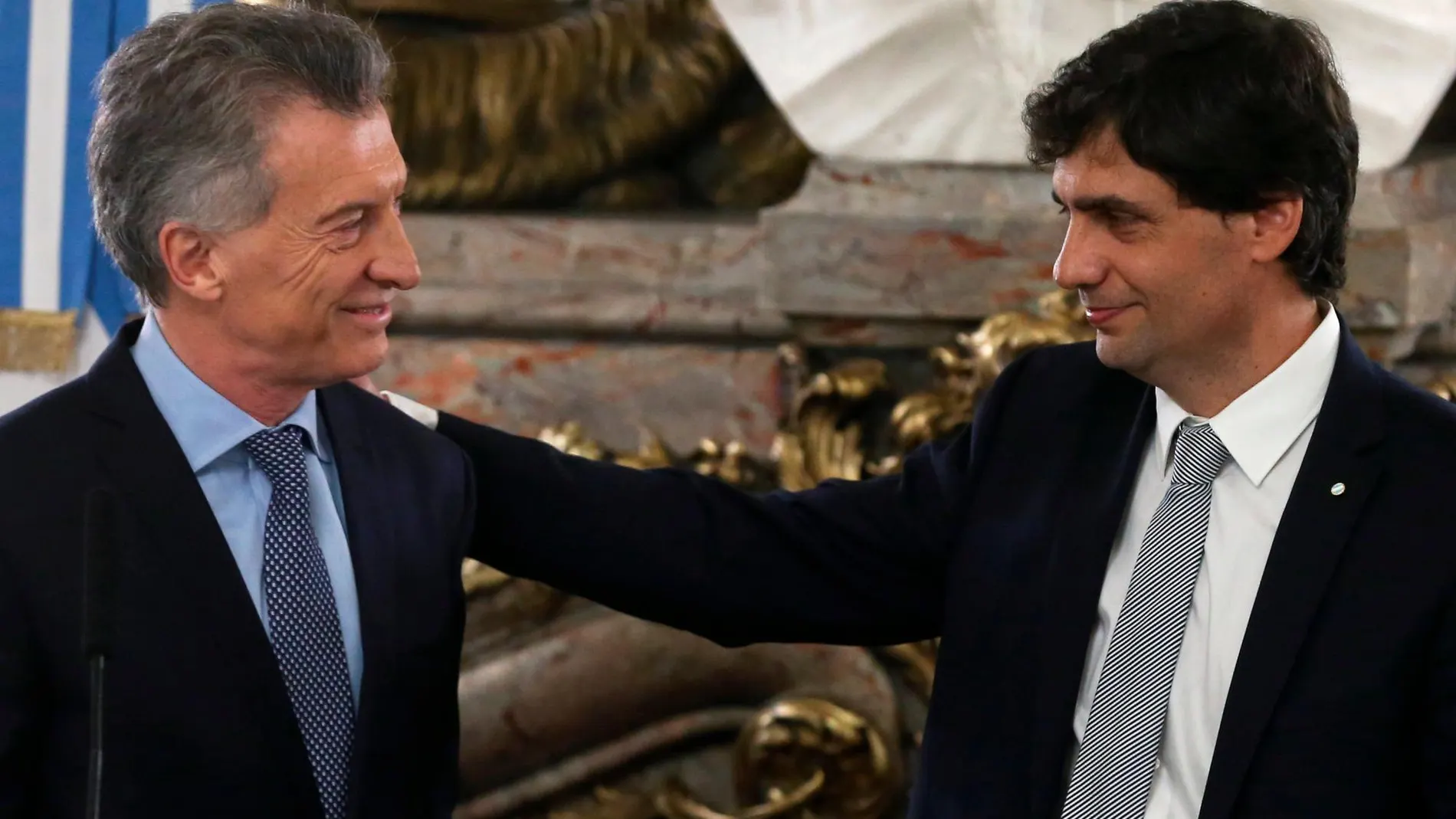 Hernán Lacunza junto a Mauricio Macri / Reuters