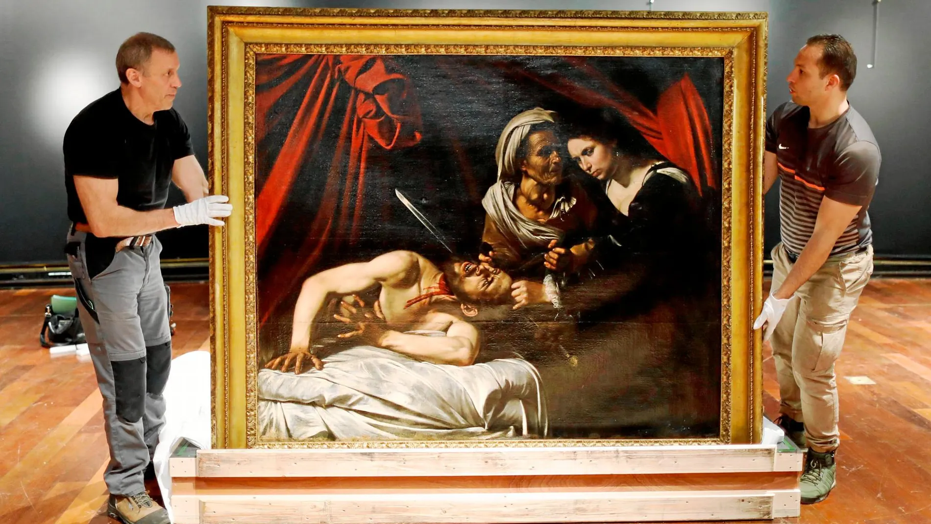 Unos trabajadores embalan «Judith y Holofernes», atribuido a Caravaggio por un experto, que el martes se vendió antes de llegar a la subasta. Foto: Reuters