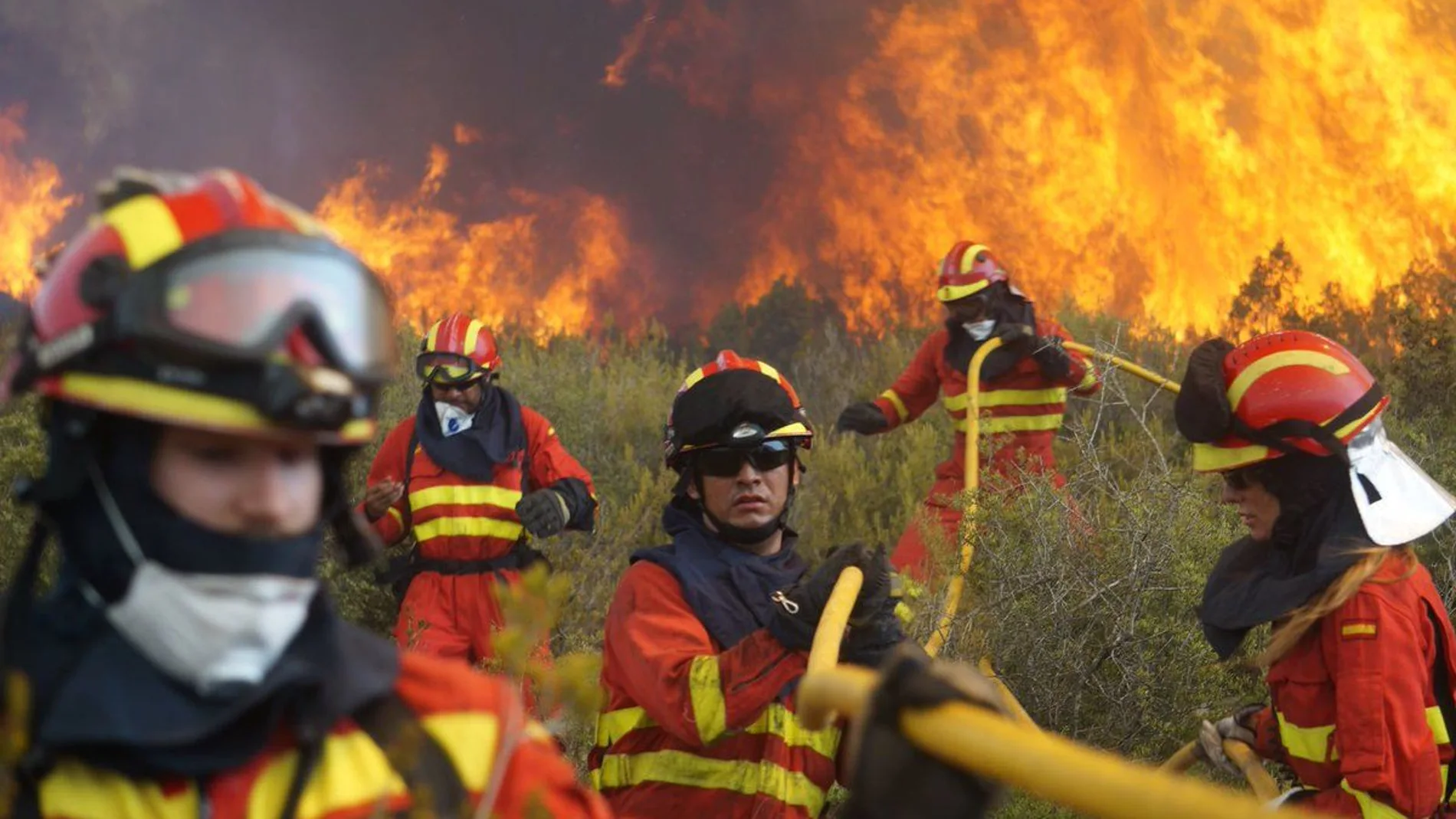 Un equipo de bomberos durante el incendio de Llutxent del verano de 2018