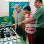 La delegada de Gobierno, Mercedes Martín; el subdelegado, Miguel Latorre, y el teniente coronel Andrés Velarde, junto al material incautado en la operación