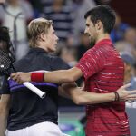Djokovic y Shapovalov se saludan tras el encuentro