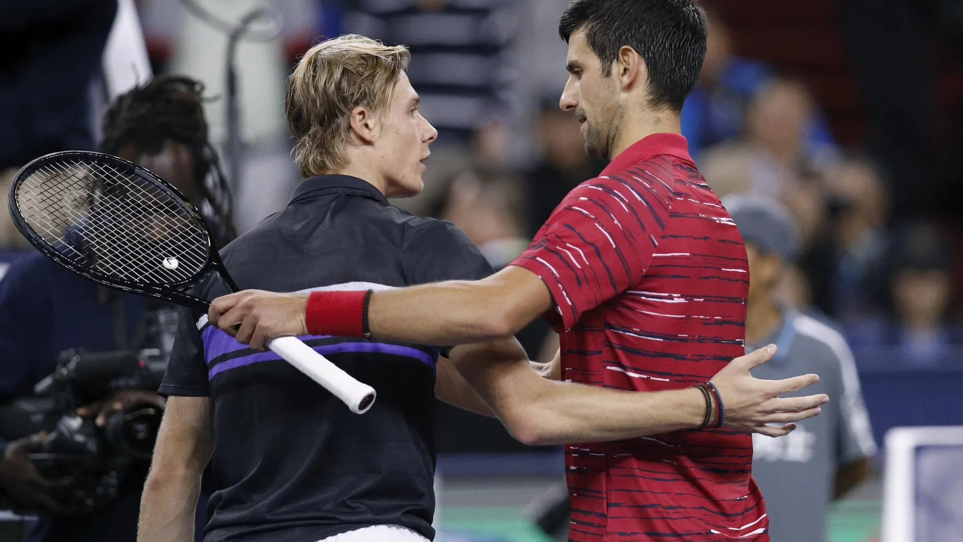 Djokovic y Shapovalov se saludan tras el encuentro