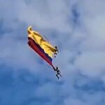 Mueren dos soldados tras caer desde un avión en un desfile militar