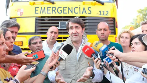 El consejero Suárez-Quiñones explica a los medios las últimas novedades sobre el incendio, acompañado por Samuel Sánchez, José Luis Sanz Merino, Lirio Martín, José Luis Vázquez y Miguel Ángel de Vicente, entre otros
