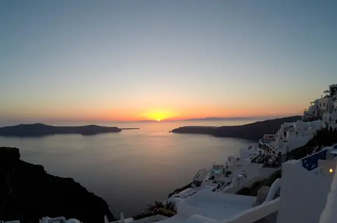 Así es Santorini, la encantadora isla de Grecia