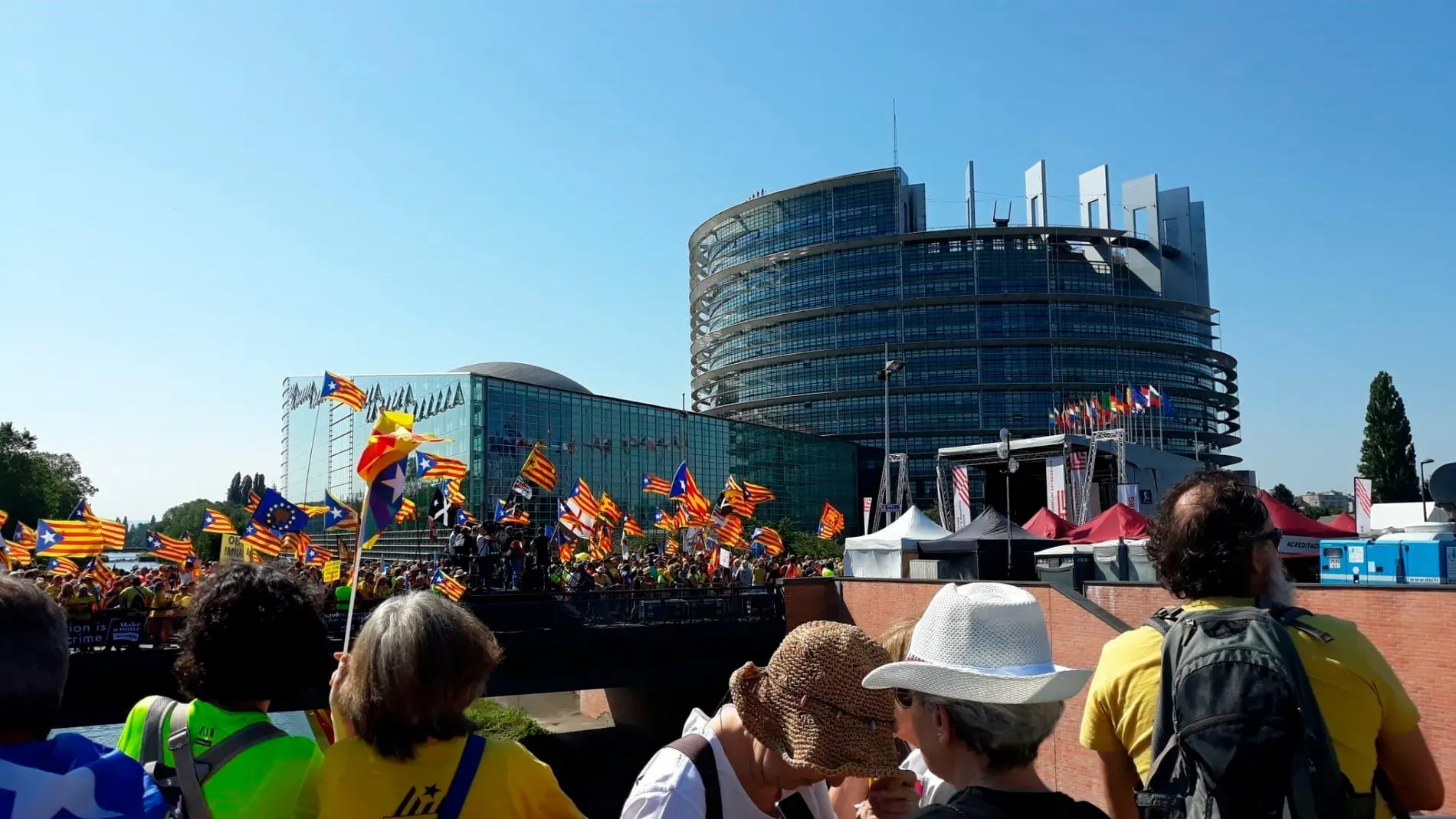 Unos 4.000 manifestantes independentistas catalanes estaban concentrados alrededor de las 10.00 horas de la mañana frente a la sede del Parlamento Europeo en Estrasburgo